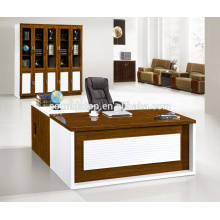 Gerador de projetos de mesa de escritório em design de mesa de computador de madeira